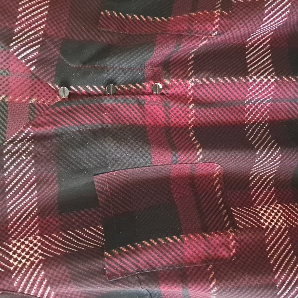 Sz M burgundy plaid V neck summer   top - Picture 4 of 4